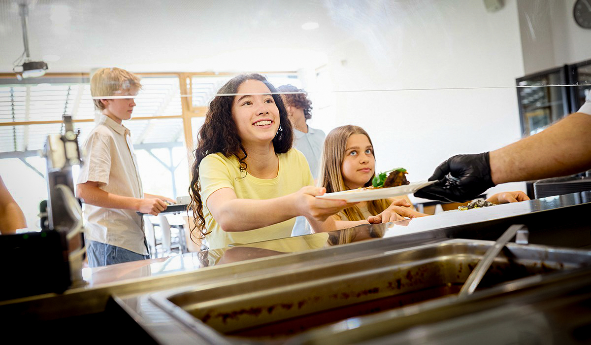 distribution repas scolaire
